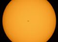 Fotógrafo tira fotos da Estação Espacial Internacional passando em frente ao sol